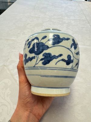 Two Chinese blue and white jars with figural and floral design, late Ming — photo 6
