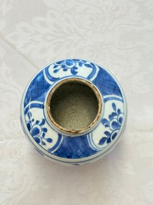 Two Chinese blue and white jars with figural and floral design, late Ming — photo 7
