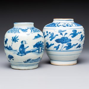 Two Chinese blue and white jars with figural and floral design, late Ming — photo 1
