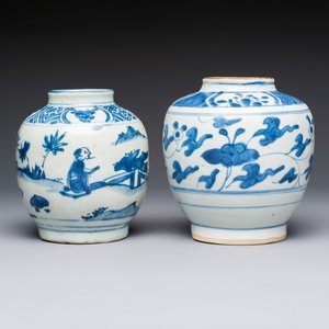 Two Chinese blue and white jars with figural and floral design, late Ming — photo 2