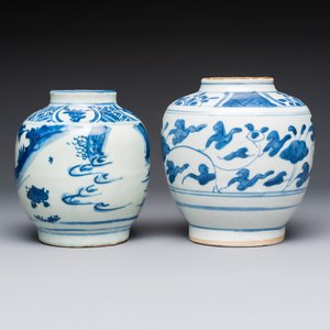 Two Chinese blue and white jars with figural and floral design, late Ming — photo 3