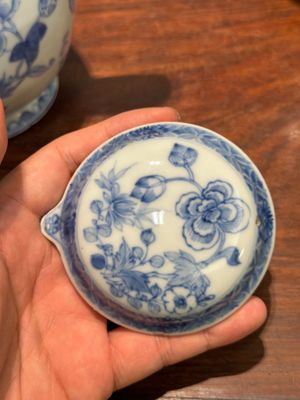 Two Chinese blue and white jugs and cover with floral decor, Yongzheng/Qianlong — photo 3