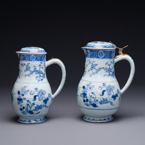 Two Chinese blue and white jugs and cover with floral decor, Yongzheng/Qianlong — photo 1