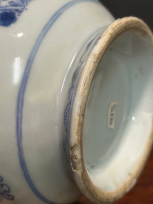 Two Chinese blue and white jugs and cover with floral design, Yongzheng/Qianlong — 照片 12