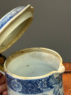 Two Chinese blue and white jugs and cover with floral design, Yongzheng/Qianlong — 照片 15