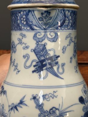 Two Chinese blue and white jugs and cover with floral design, Yongzheng/Qianlong — 照片 16