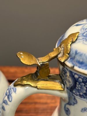 Two Chinese blue and white jugs and cover with floral design, Yongzheng/Qianlong — 照片 18