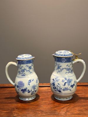 Two Chinese blue and white jugs and cover with floral design, Yongzheng/Qianlong — foto 1