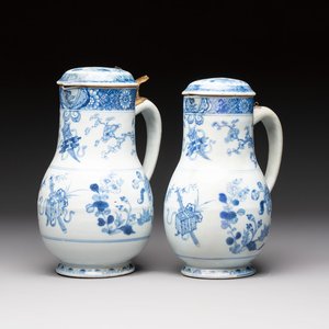 Two Chinese blue and white jugs and cover with floral design, Yongzheng/Qianlong — foto 1