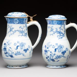 Two Chinese blue and white jugs and cover with floral design, Yongzheng/Qianlong — foto 2