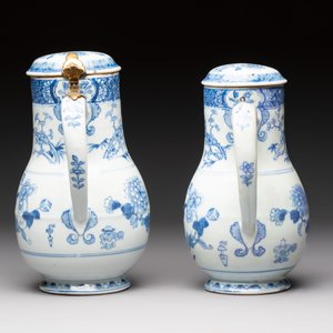 Two Chinese blue and white jugs and cover with floral design, Yongzheng/Qianlong — foto 3