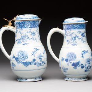 Two Chinese blue and white jugs and cover with floral design, Yongzheng/Qianlong — foto 4