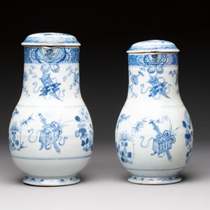 Two Chinese blue and white jugs and cover with floral design, Yongzheng/Qianlong — foto 5