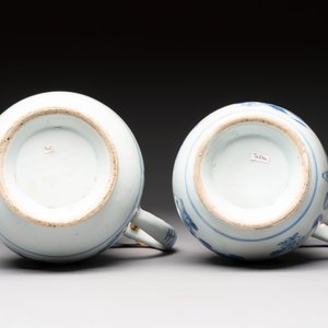 Two Chinese blue and white jugs and cover with floral design, Yongzheng/Qianlong — foto 7