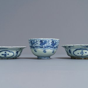 Two Chinese blue and white klapmuts bowls and a ‘flaming horse’ bowl, Wanli — photo 2