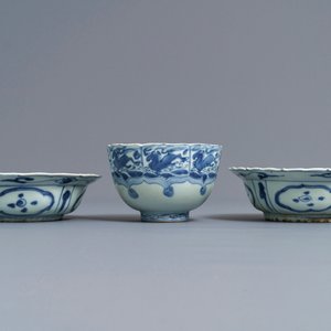 Two Chinese blue and white klapmuts bowls and a ‘flaming horse’ bowl, Wanli — photo 3