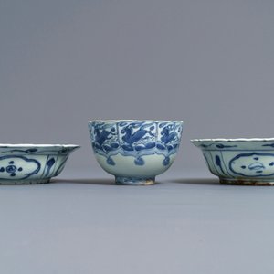 Two Chinese blue and white klapmuts bowls and a ‘flaming horse’ bowl, Wanli — photo 5