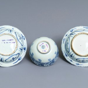 Two Chinese blue and white klapmuts bowls and a ‘flaming horse’ bowl, Wanli — photo 7
