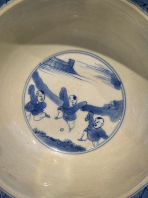 Two Chinese blue and white 'klapmuts' bowls with narrative design, Kangxi — foto 3