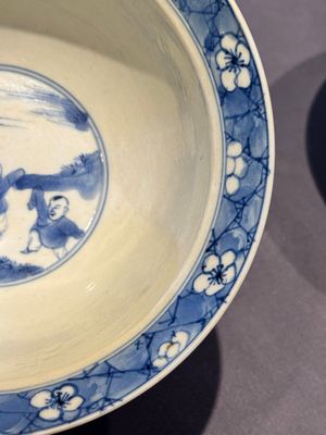 Two Chinese blue and white 'klapmuts' bowls with narrative design, Kangxi — foto 4