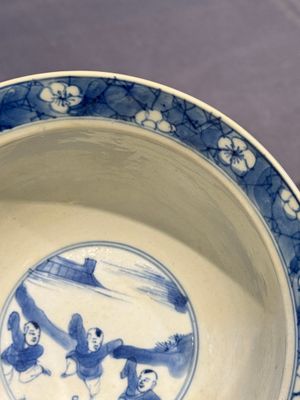 Two Chinese blue and white 'klapmuts' bowls with narrative design, Kangxi — foto 5