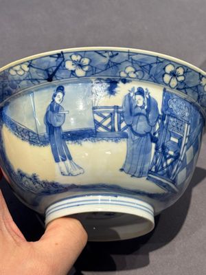 Two Chinese blue and white 'klapmuts' bowls with narrative design, Kangxi — foto 8