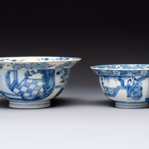 Two Chinese blue and white 'klapmuts' bowls with narrative design, Kangxi — foto 2