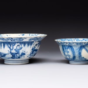 Two Chinese blue and white 'klapmuts' bowls with narrative design, Kangxi — foto 3
