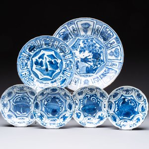 Two Chinese blue and white 'kraak' dishes and four plates, Wanli — photo 1