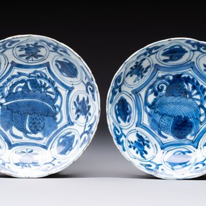Two Chinese blue and white 'kraak' dishes and four plates, Wanli — photo 2
