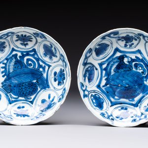 Two Chinese blue and white 'kraak' dishes and four plates, Wanli — photo 4