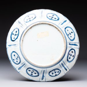 Two Chinese blue and white 'kraak' dishes and four plates, Wanli — photo 7
