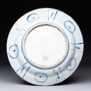 Two Chinese blue and white 'kraak' dishes and four plates, Wanli — photo 9