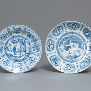 Two Chinese blue and white kraak porcelain dishes with deer and with figures, Wanli — 照片 1