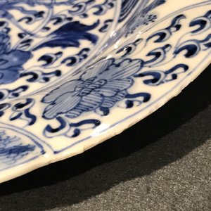 Two Chinese blue and white lobed plates with a phoenix and monkeys, Kangxi — 照片 11