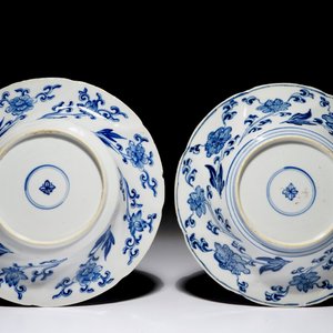 Two Chinese blue and white lobed plates with a phoenix and monkeys, Kangxi — 照片 2