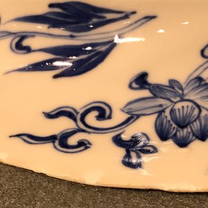 Two Chinese blue and white lobed plates with a phoenix and monkeys, Kangxi — 照片 5