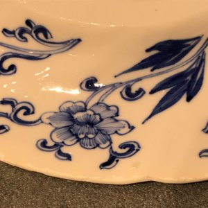 Two Chinese blue and white lobed plates with a phoenix and monkeys, Kangxi — 照片 6