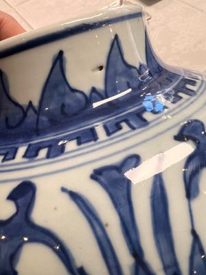 Two Chinese blue and white 'Lotus Scroll' vases and covers, Kangxi — foto 14