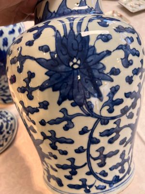 Two Chinese blue and white 'Lotus Scroll' vases and covers, Kangxi — foto 15