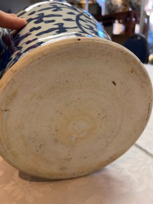 Two Chinese blue and white 'Lotus Scroll' vases and covers, Kangxi — foto 16