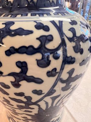 Two Chinese blue and white 'Lotus Scroll' vases and covers, Kangxi — foto 17