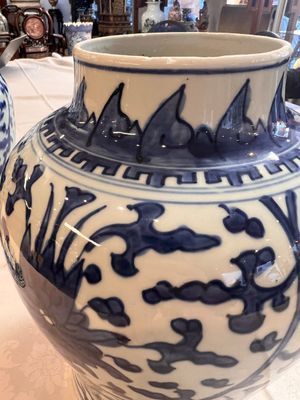 Two Chinese blue and white 'Lotus Scroll' vases and covers, Kangxi — foto 18