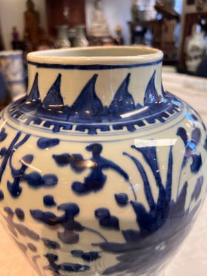 Two Chinese blue and white 'Lotus Scroll' vases and covers, Kangxi — foto 19