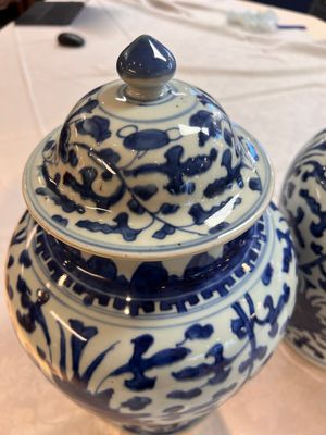 Two Chinese blue and white 'Lotus Scroll' vases and covers, Kangxi — foto 2