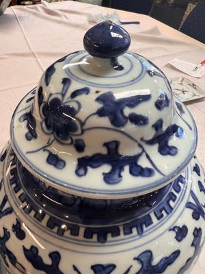 Two Chinese blue and white 'Lotus Scroll' vases and covers, Kangxi — foto 3