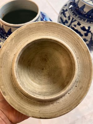 Two Chinese blue and white 'Lotus Scroll' vases and covers, Kangxi — foto 4