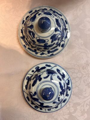Two Chinese blue and white 'Lotus Scroll' vases and covers, Kangxi — foto 6