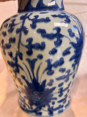 Two Chinese blue and white 'Lotus Scroll' vases and covers, Kangxi — foto 8