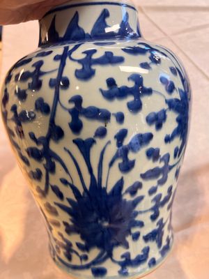 Two Chinese blue and white 'Lotus Scroll' vases and covers, Kangxi — foto 9